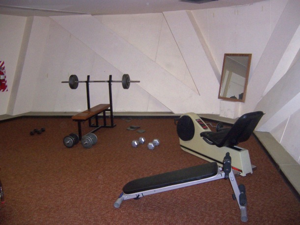 The inexplicable exercise room in the 4-meter. Preserved perfectly to reflect the spirit of 1981.
